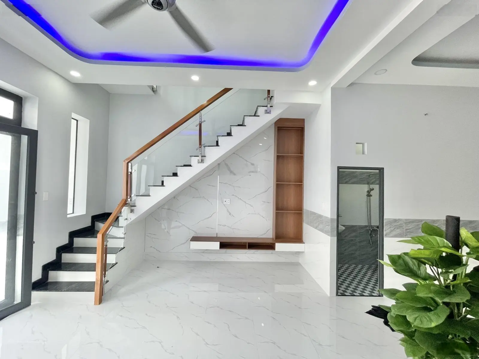 Cần bán nhà mới hoàn thiện ngang 5M ngay đường nguyễn đức thiệu phường dĩ an vào 1 sẹc tới nhà