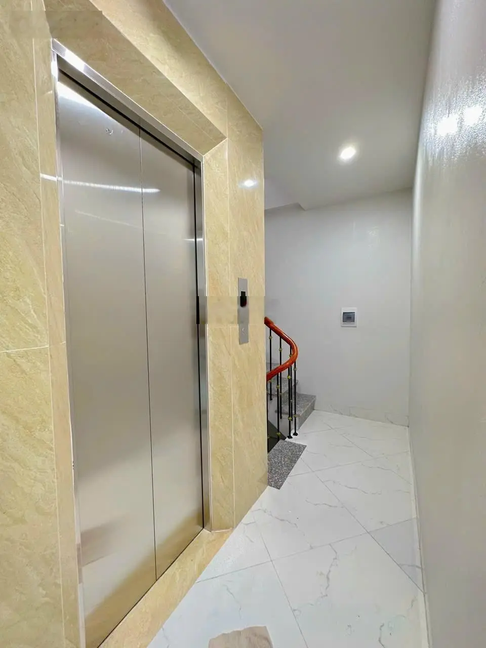 Trần Quốc Hoàn Cầu Giấy 40m2. 6T. Thang máy. Oto vào nhà thông KD. Trước nhà 2 ô tô tránh. 14.8 tỷ