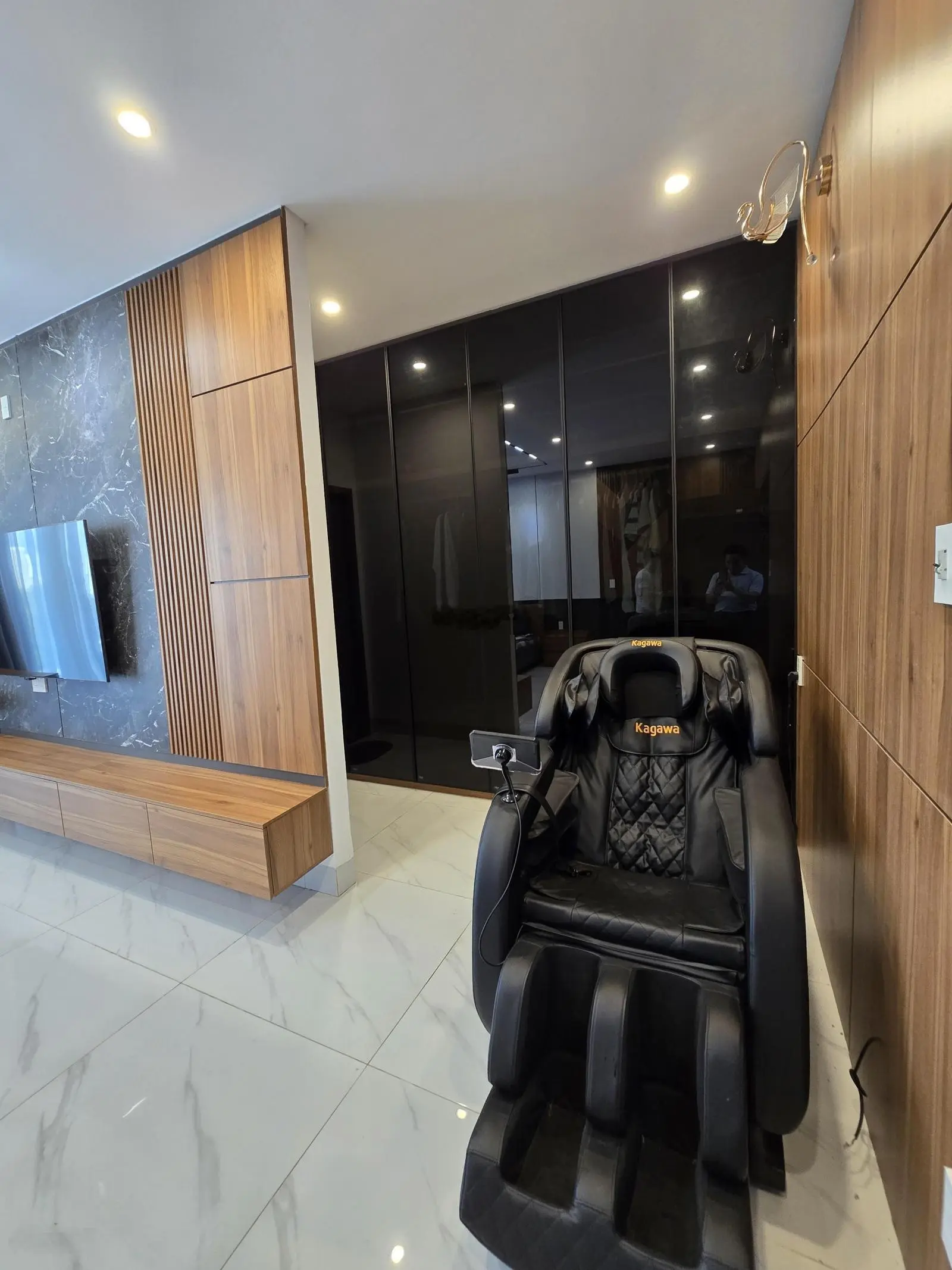 Bán nhà 5 tầng biển Mỹ Khê giá chỉ hơn 12 tỷ, thiết kế rất đẹp dòng tiền thuê đến 40 triệu.