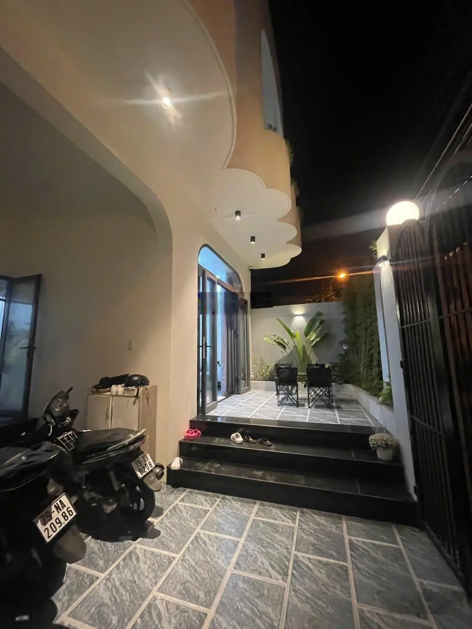Bán nhà 1 trệt 1 lầu DT 85,6m2 gần chợ Ga Vĩnh Thạnh, nhà đẹp, đường betong 4.5m, giá 2ty580