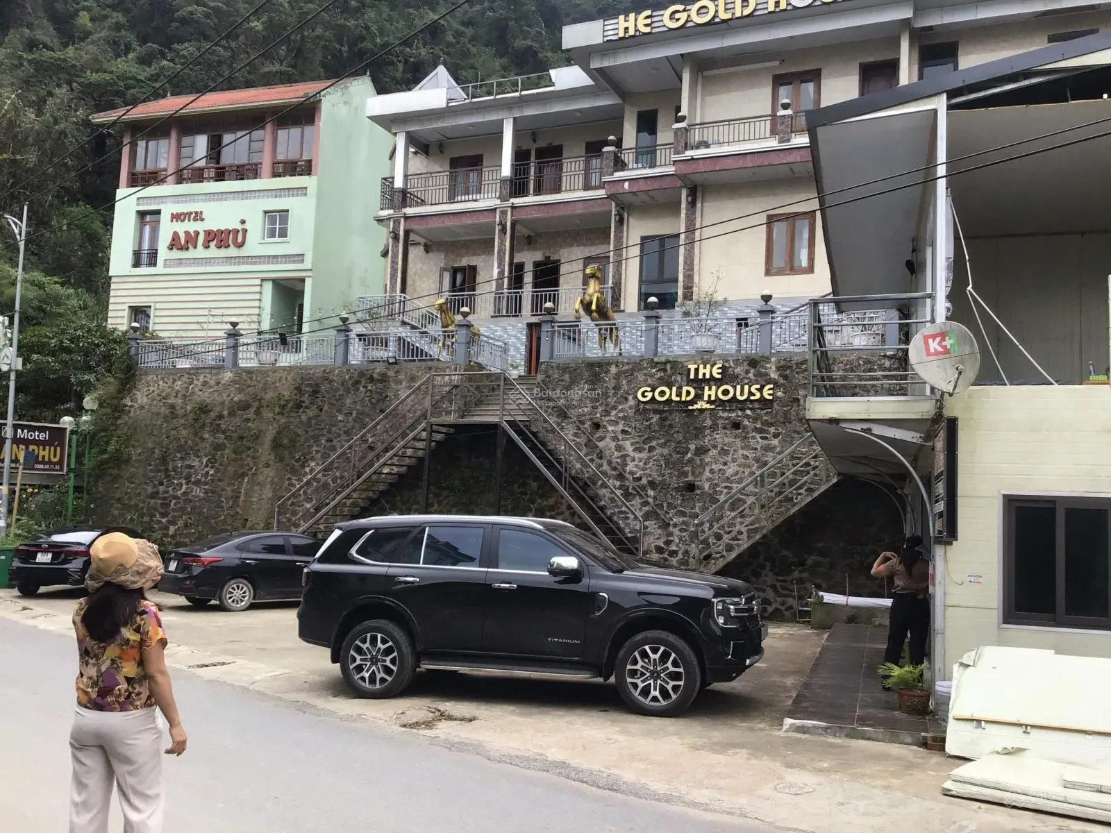 Bán 2.108m2 đất có sẵn khách sạn The Gold House Tam Đảo, khu du lịch thị trấn Tam Đảo