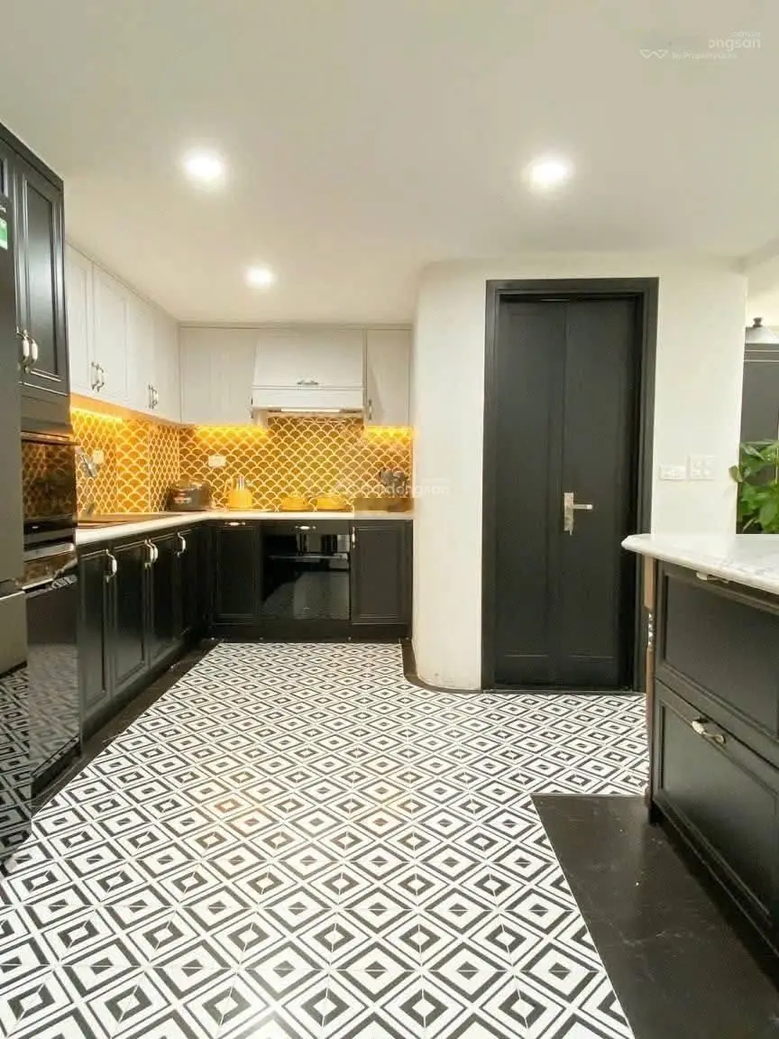 Biệt Phủ Hồ Tây -Nghi Tàm -Xuân Diệu - Phân Lô Víp -Ô Tô Tránh -100M X 5 Tầng MT 9M -Giá Hơn 30 tỷ