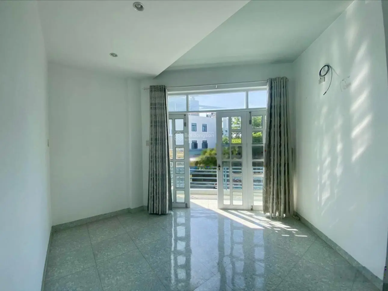 Bán lô đất 2 mặt tiền tặng nhà 3 tầng DT 75m2 hướng Đông Nam VCN Phước Hải xây dựng tự do