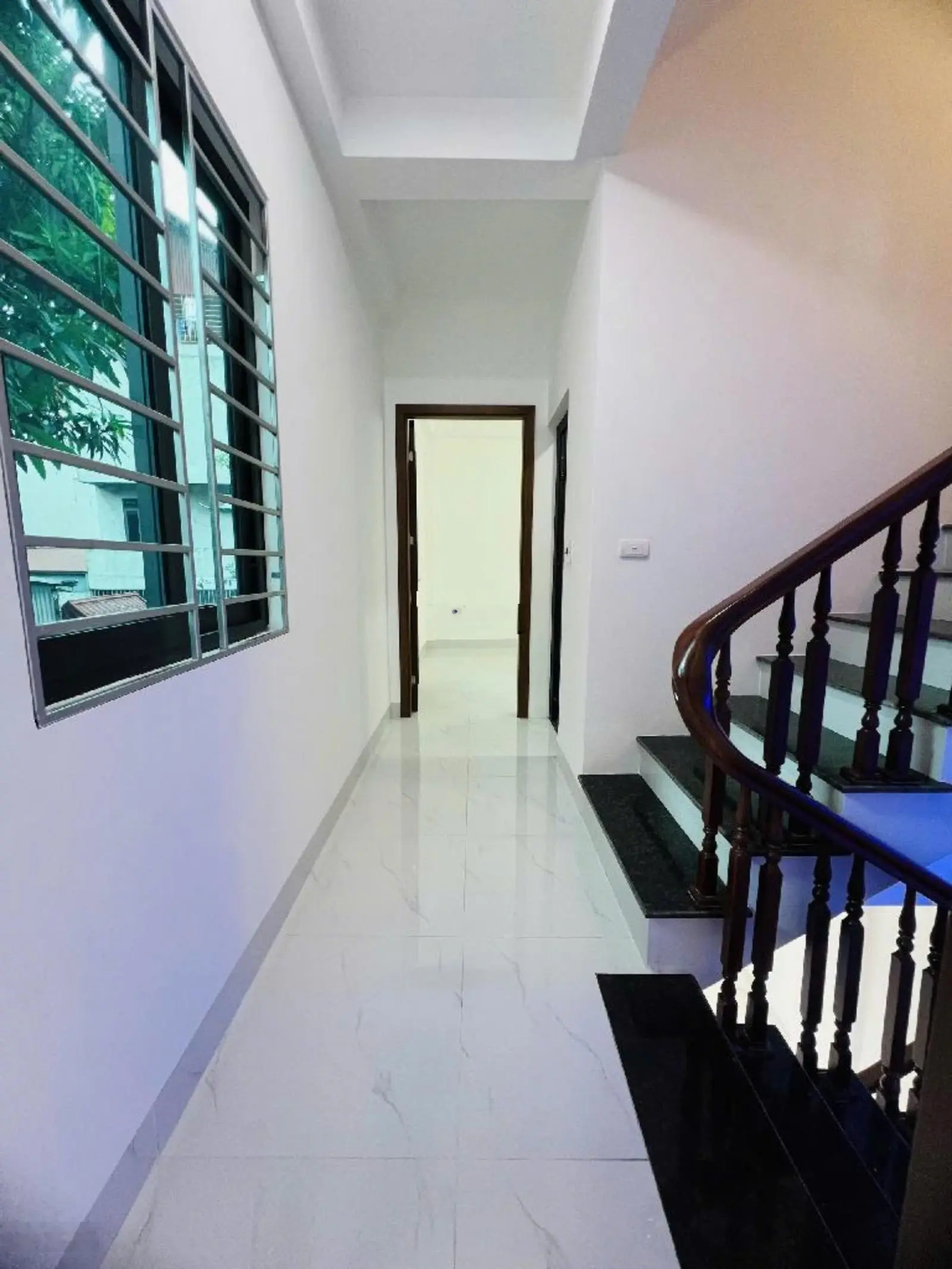 Hiếm! 7 chỗ vào nhà! Bán nhà Tây Mỗ 40m2x5T, nhà mới, lô góc, dân trí, cạnh Vinhome, giá chỉ 5.5 tỷ