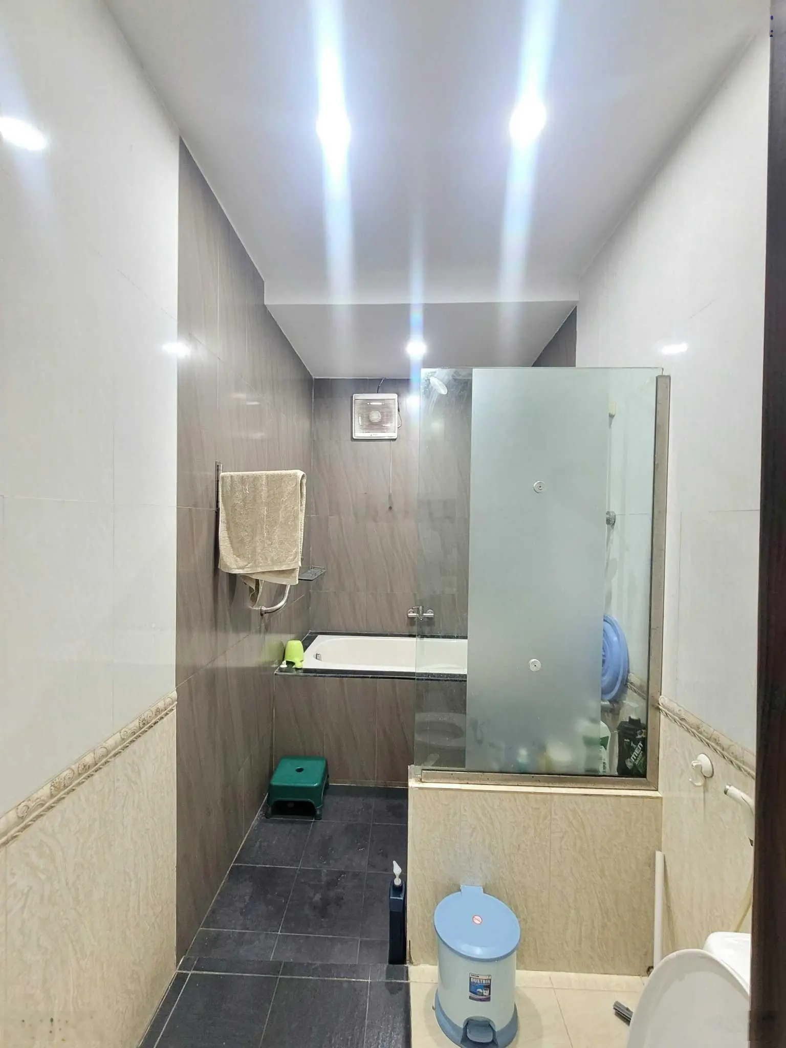 5ty800TL nhà DT lớn 217,7m2 (6,76x32) bán nhà 1 trệt 2 lầu KDC sau lưng chợ Nông Sản Đông Phú