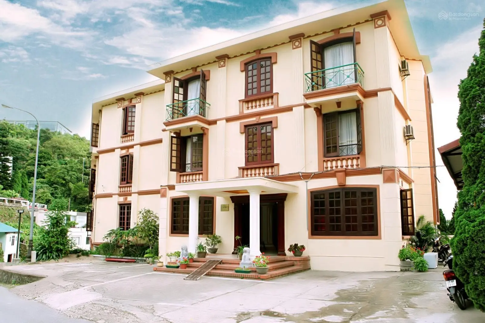 Bán khách sạn lô góc 3 mặt tiền, 1250m2, trung tâm TT Tam Đảo, giá 106tr/m2, LH 0867.313.919