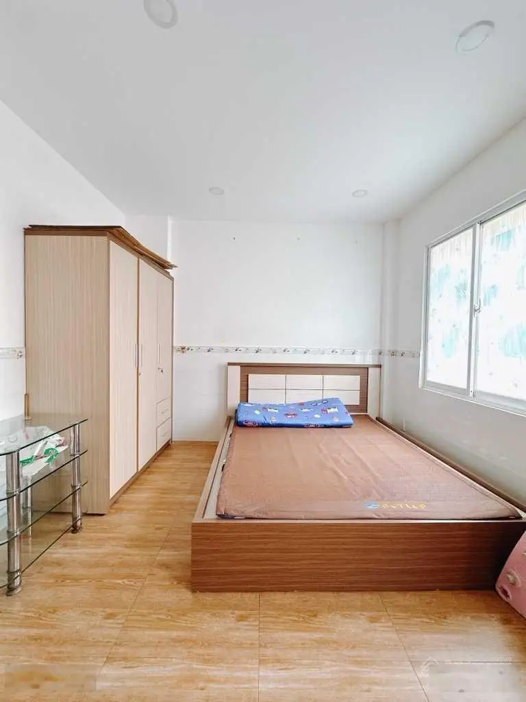 Bán nhà hẻm xe hơi Đường Hoàng Diệu, cách mặt tiền 10m, 5,5 x 11m, giá chỉ 13,9 tỷ