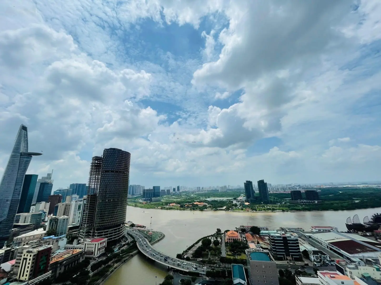 Bán lỗ căn hộ 114m2 view sông Sài Gòn và Thủ Thiêm dự án Saigon Royal quận 4. LH: 0909 024 ***