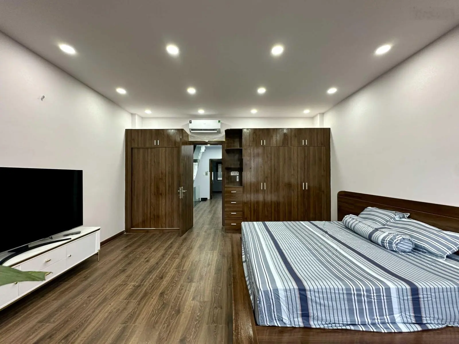 Bán nhanh - Nhà full nội thất cao cấp - 5x20,5m - Hầm 4 tầng - Nhà mới hoàn thiện - Sổ hồng sẵn