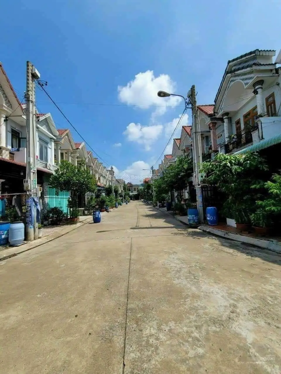 Nhà trệt lầu khu dân cư Thuộc Tân Đông Hiệp đường rộng 8m. Giá 2 tỷ 950