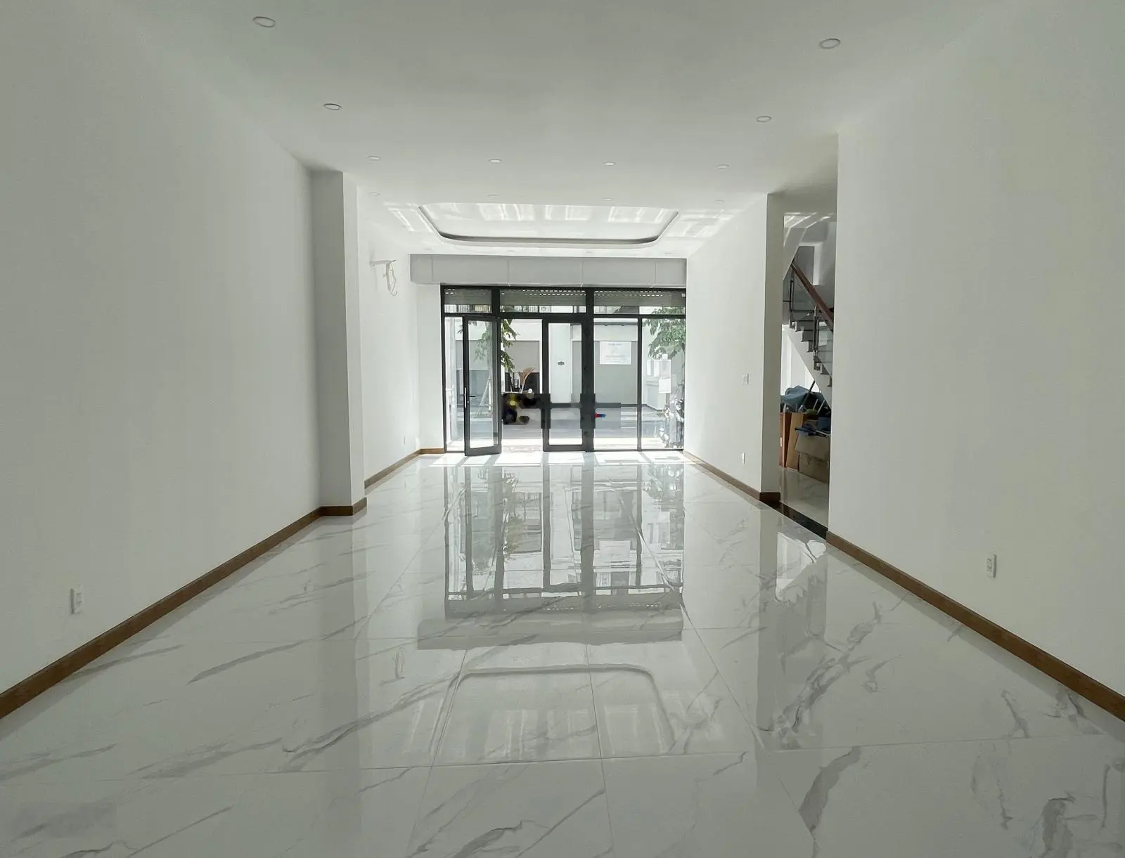 Bán căn nhà phố hoàn thiện cơ bản, sẵn hợp đồng thuê chỉ 17 tỷ, có sổ hồng tại Vinhomes Grand Park