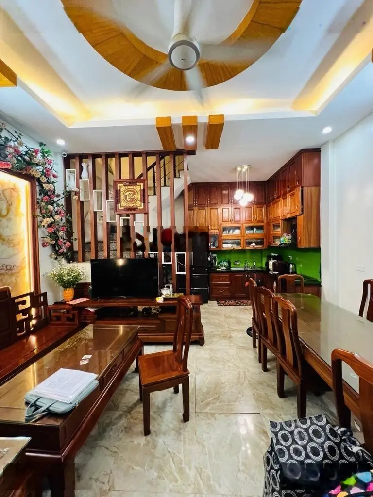 Ttcầu giấy - ô tô đỗ cổng - nhà dân xây - full nội thất - sổ đẹp - nhỉnh 9 tỷ.