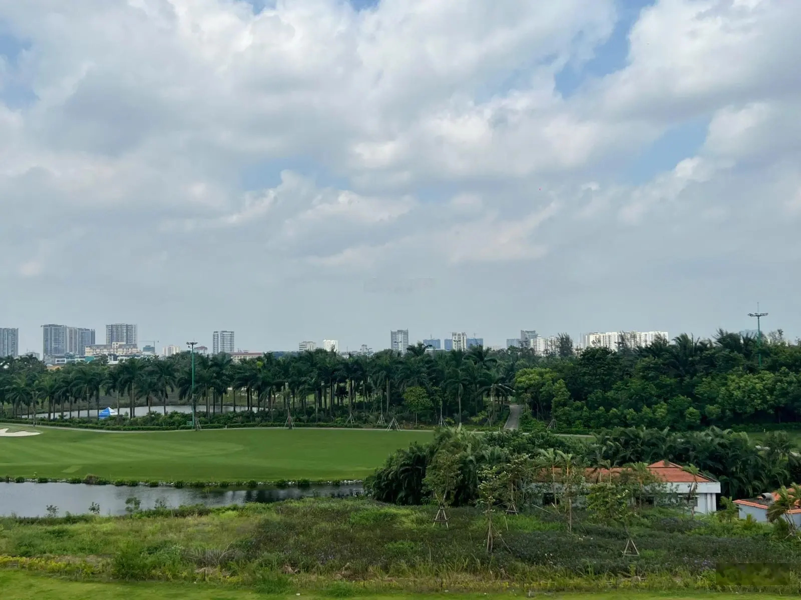 Bán gấp biệt thự Him Lam Vĩnh Tuy view sân golf Long Biên, vị trí đắc địa diện tích 220 400m2 500m2