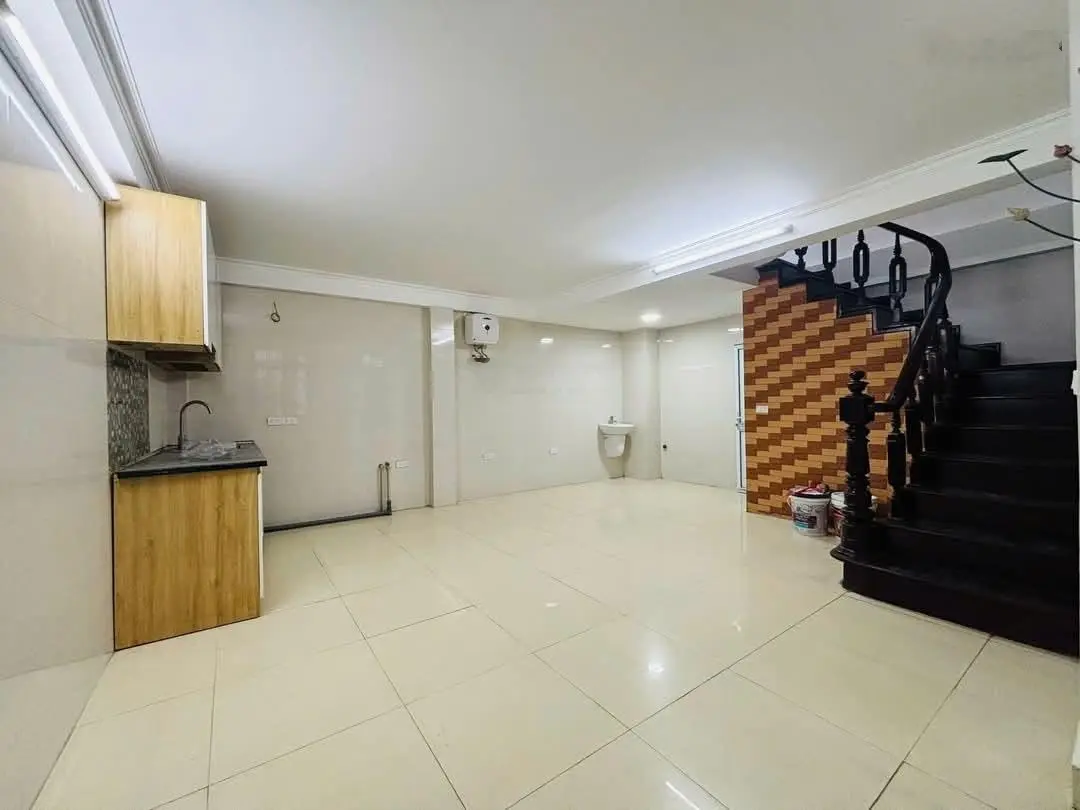 Bán nhà lạc long quân. 60 m2, 5 tầng, mặt tiền khủng, kinh doanh. giá 11.9 tỷ