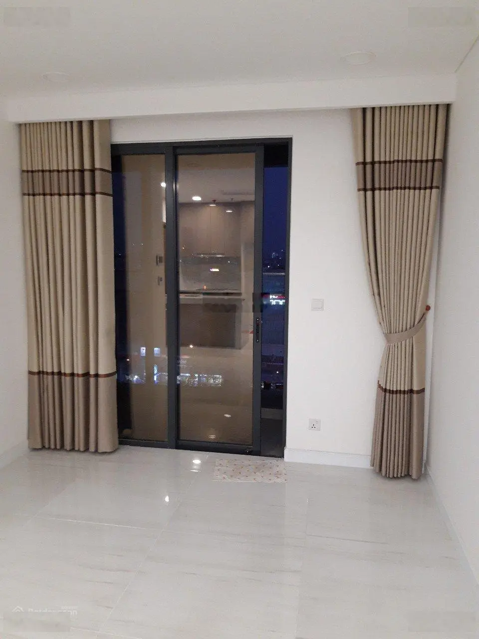 Bán căn hộ Kingdom 101, 2PN, 2WC, 72m2, nội thất, giá: 5 tỷ 3, LH 0908 435 ***
