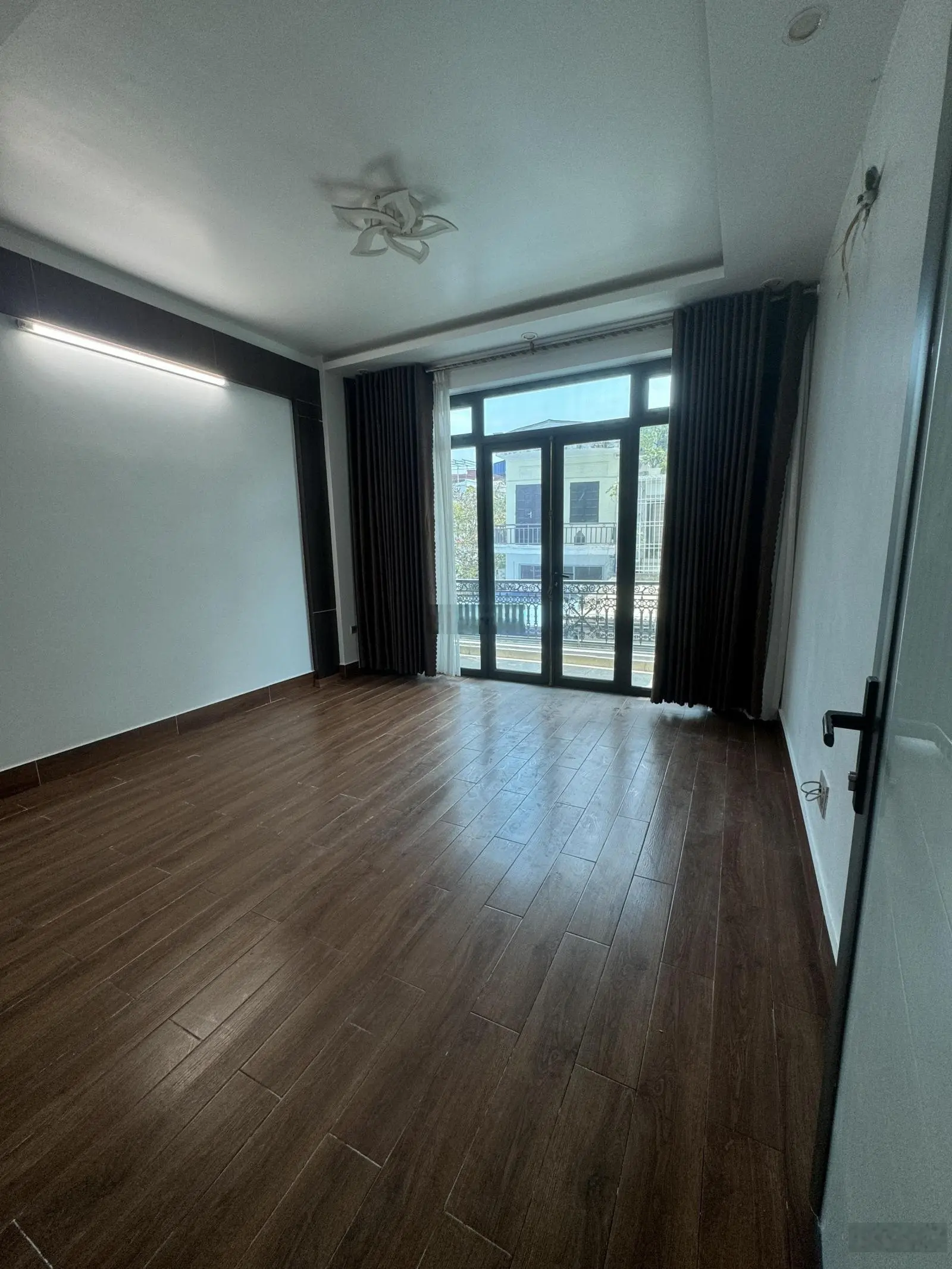 Chính chủ cần bán nhà 4 tầng Lực Hành, Hải An ô tô vào nhà DT: 65,6 m2 (ngang 4m) nở hậu