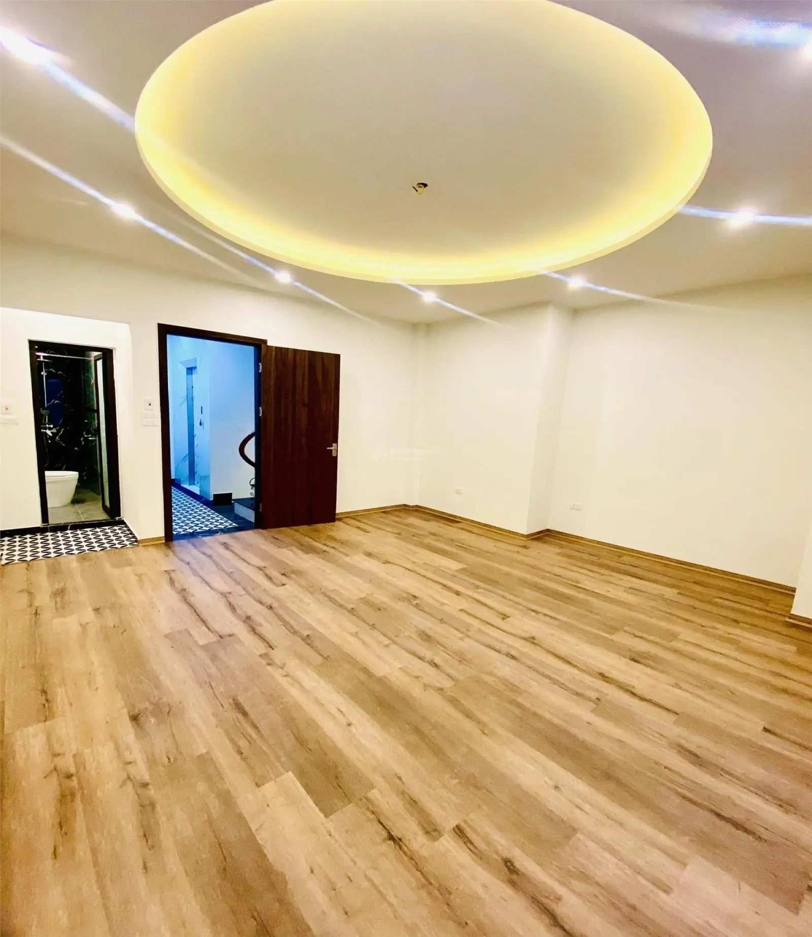Bán nhà Đại Mỗ, gần phố Sa Đôi, Vincom Mega Mall xây 5 tầng, gần đường lớn giá 4 tỷ