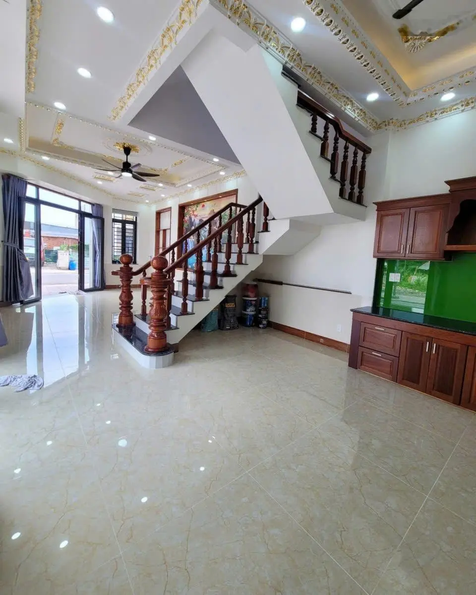 Bán nhà 1 trệt 2 lầu góc 2MT KDC Lê Phong 2, P. Tân Đông Hiệp, Dĩ An