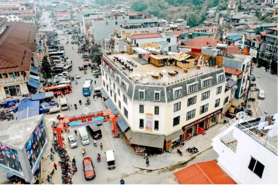 Bán khách sạn 3 mặt tiền trung tâm thị xã Sa Pa