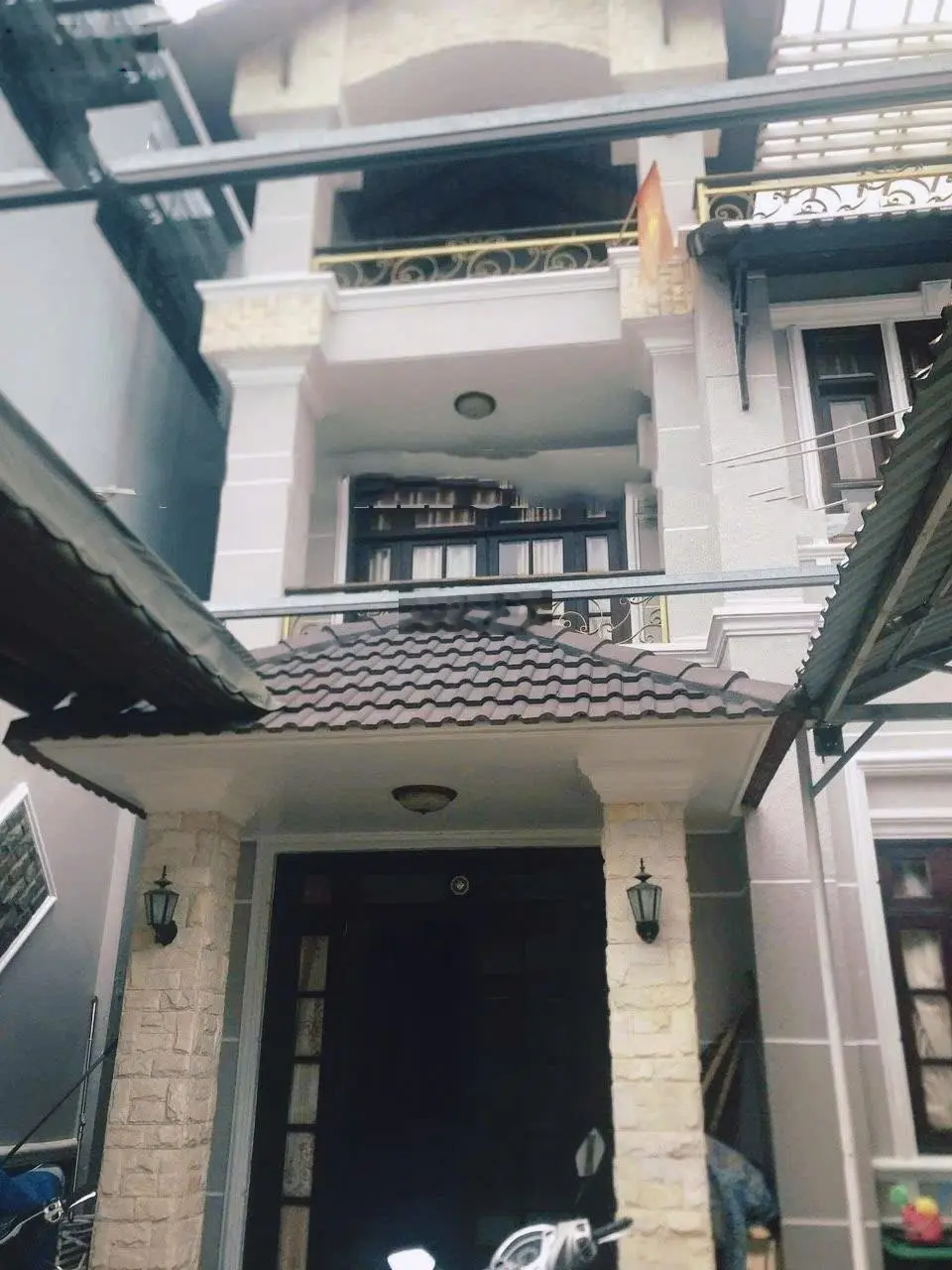 Hiếm, nhà 3 tầng mt dân chủ-hiệp phú-quận 9-ngang 8m siêu đẹp, cách ga metro 100m, an ninh 24/24