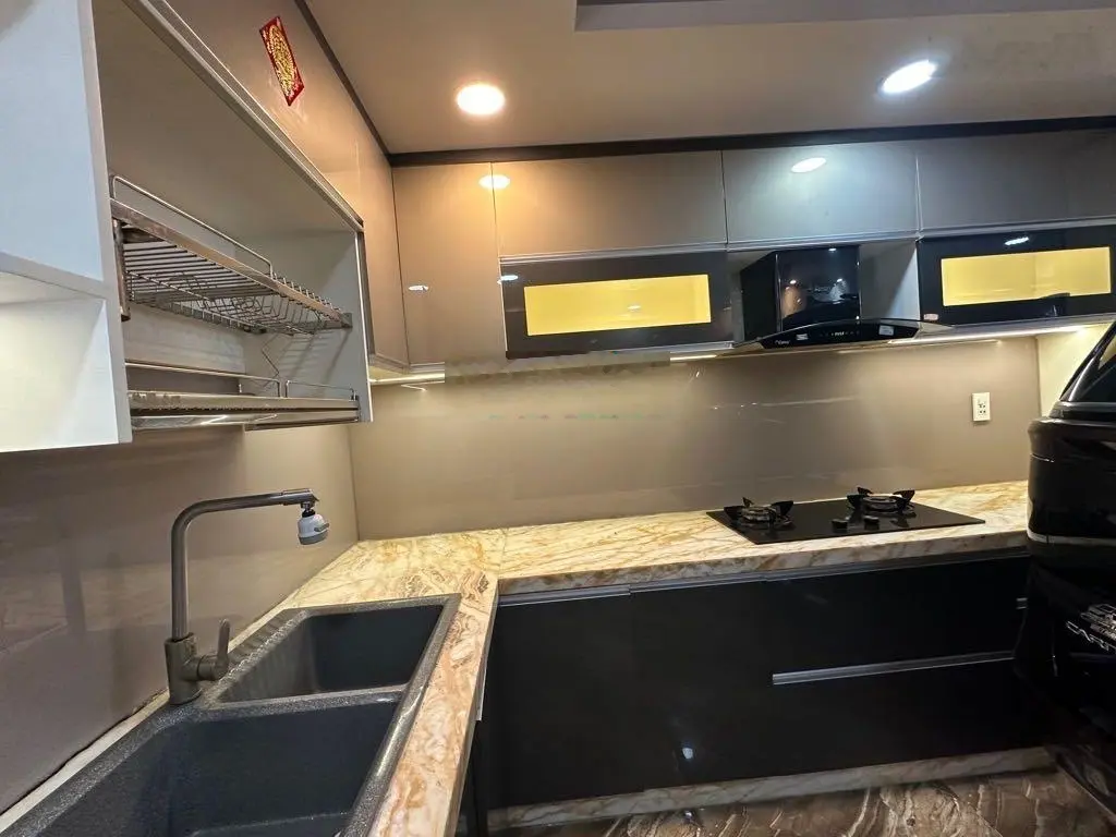 Bán nhà mặt tiền Nguyễn Tri Phương, ngang đẹp 4m5 - nhà đẹp 6 tầng, xem nhà ngay. Tl mạnh Quận 5
