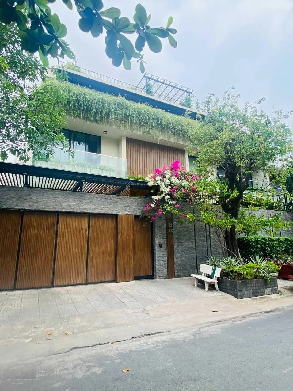 Biệt thự hồ bơi sân vườn Nguyễn Văn Hưởng, Thảo Điền Q2 DT 18 x 22 m, DTCN 400 m2 2 lầu sân thượng
