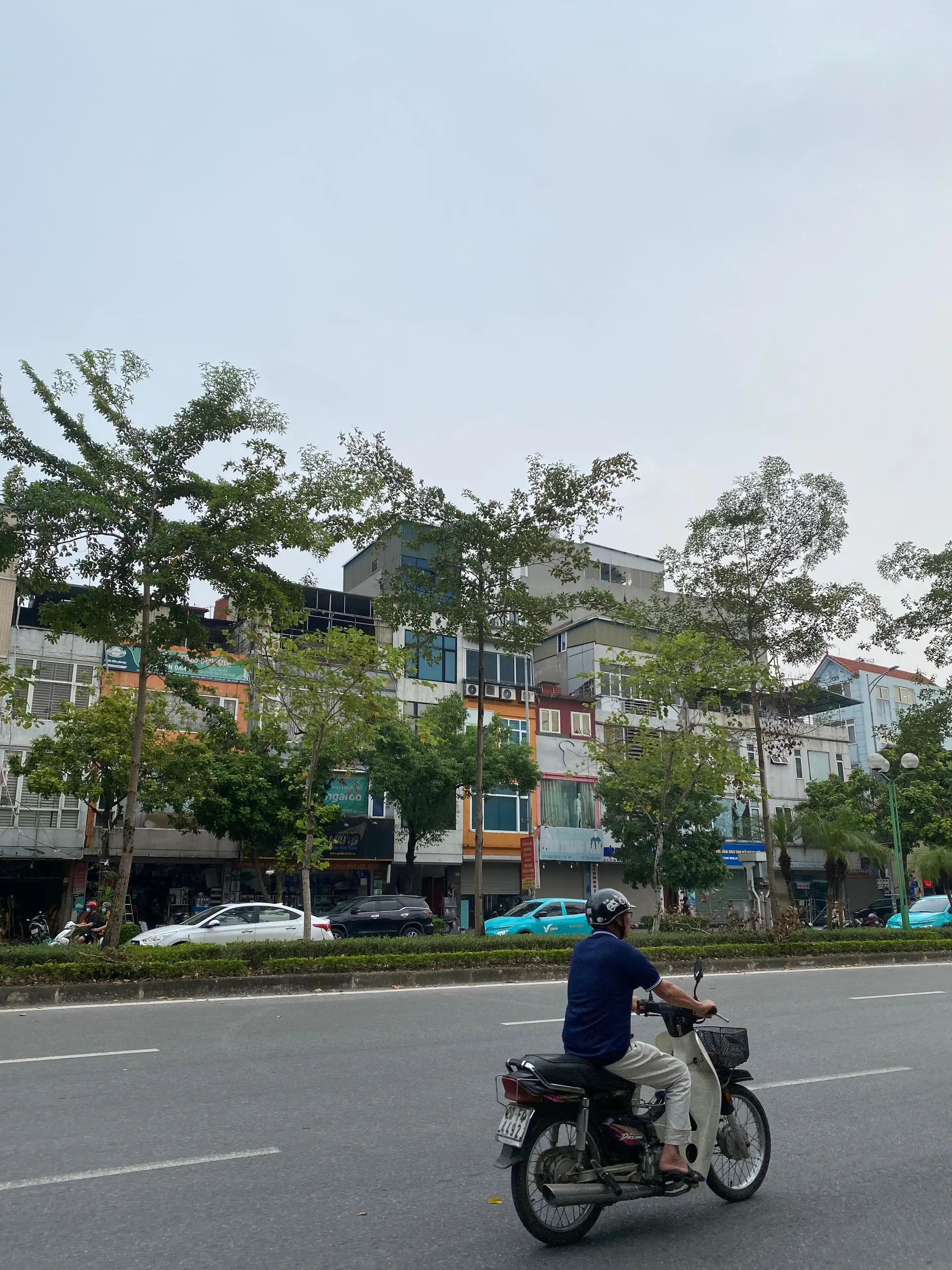 Chính chủ bán nhà mặt phố Ngô Gia Tự DT 112m2, MT 6m, vị trí kinh doanh, vỉa hè, view vườn hoa
