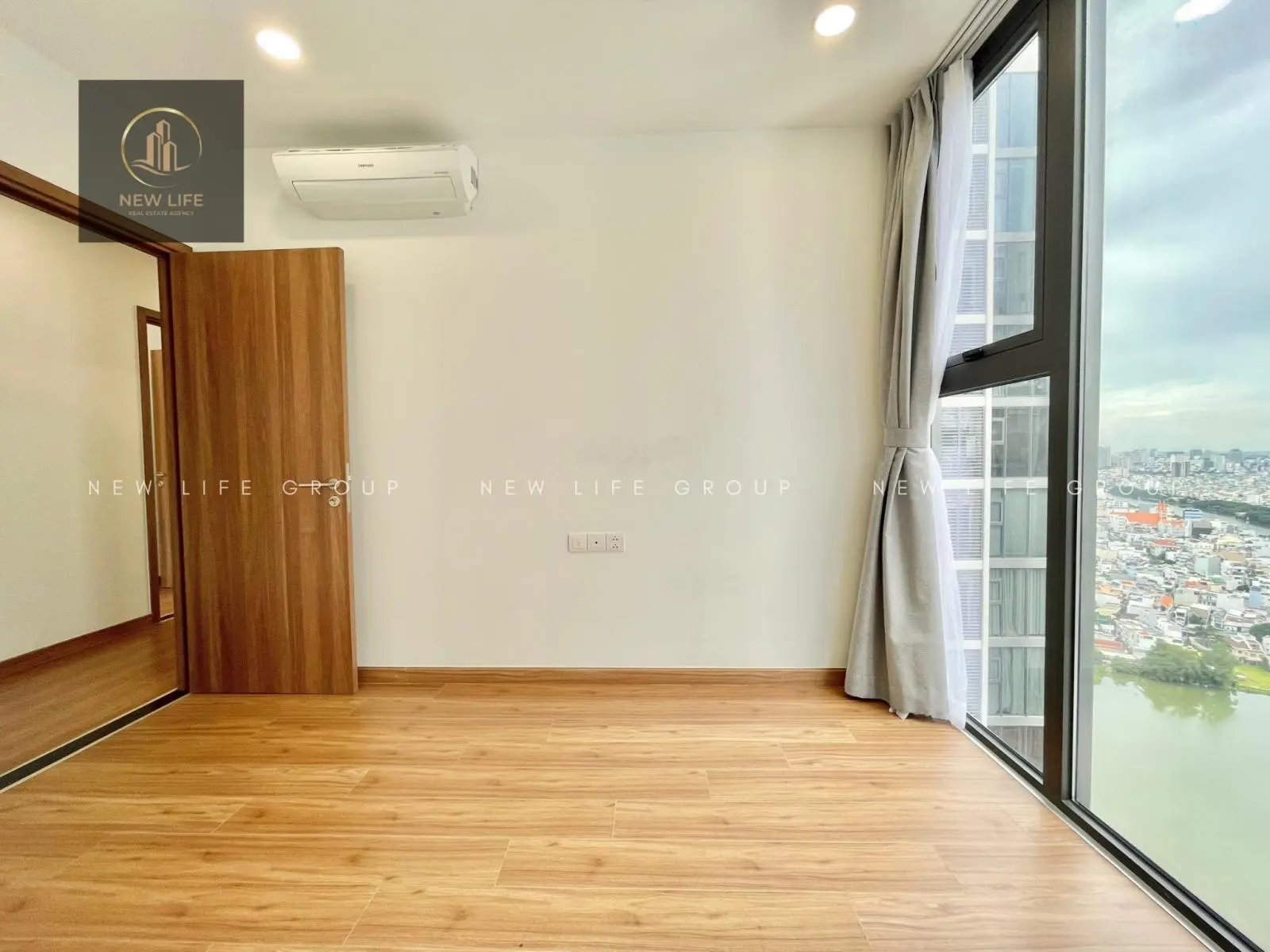 Bán căn hộ 2 phòng ngủ, 2wc, 73m2. Giá 4.5 tỷ (bao hết0888 887 ***