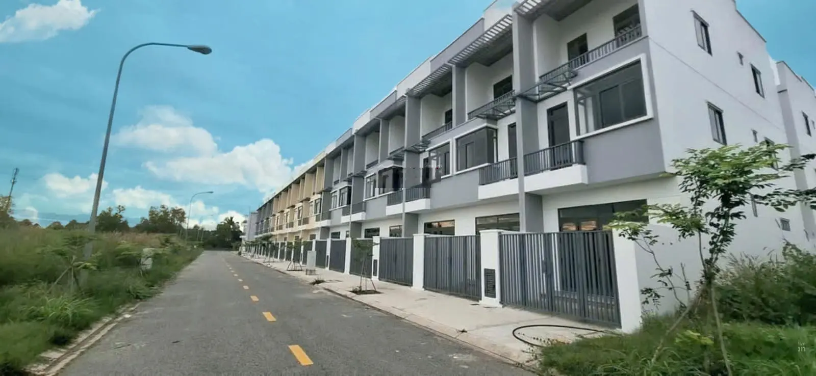 Bán căn nhà phố trong KCN Phước Đông 1 trệt 1 lửng 64m2 giá 1.2 tỷ sổ sẵn sang tên công chưng ngay