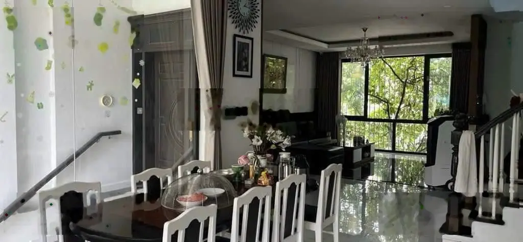 Bán nhanh biệt thự đường Cổ Linh, Long Biên. Gara, 2 thoáng, full nội thất. DT100m2 MT 7.2m, 17.5tỷ