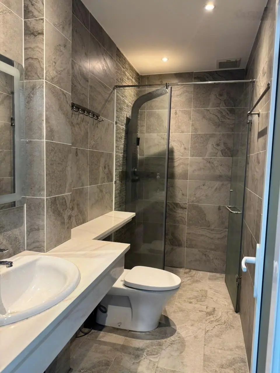 Nhà 1 trệt 1 lửng 3 lầu ngay Hà Huy Giáp vô 15m