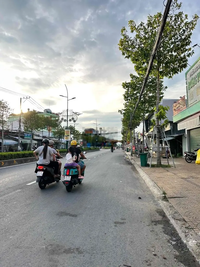 MẶT TIỀN HÙNG VƯƠNG GẦN CỔNG CHÀO SÓC TRĂNG, KINH DOANH SẦM UẤT