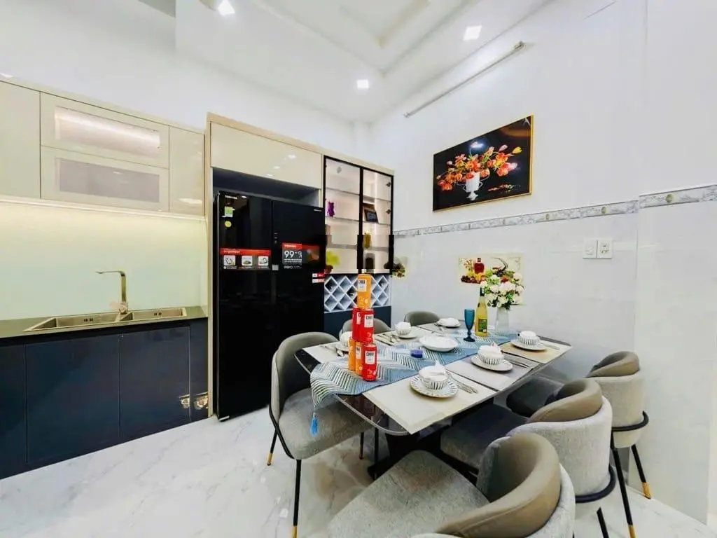 Bán Nhà 3 Tầng, Giáp Quận 02, 60m2(4.2 x 14 ), Mới Đẹp, Sân Thượng, Sân Để Xe, Chỉ 5 Tỷ