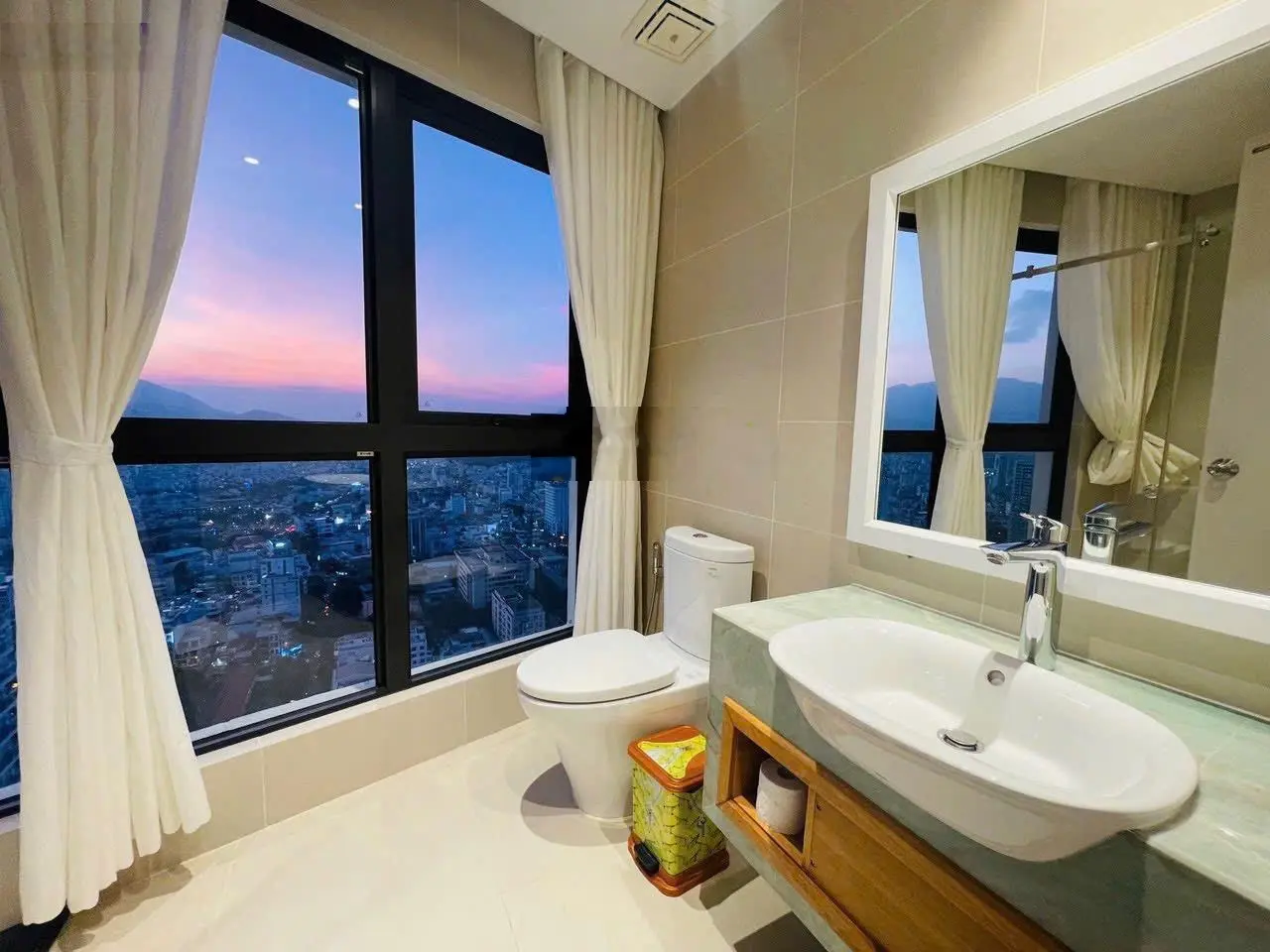 Căn 2 phòng ngủ Gold Coast view biển, tầng cao tòa Nam, nội thất đẹp