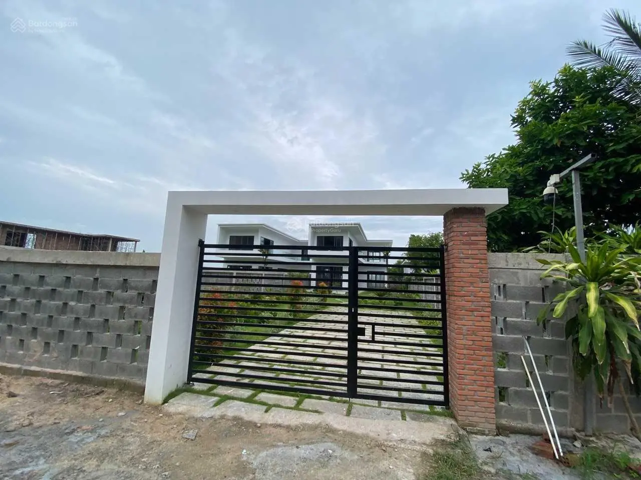 Villa 1 trệt 1 lầu MT Nguyễn Huệ - Đất Đỏ - BRVT DT 500m2 giá 5tỷ2