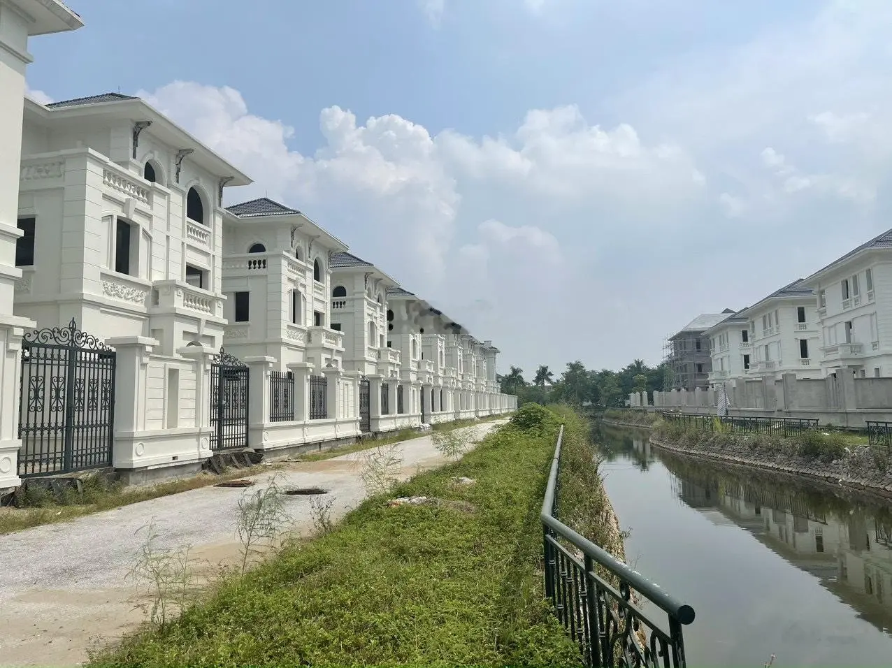 Cần bán căn biệt thự song lập 201,3m2 Khu đô thị Vườn Cam - Nở Hậu - Giá cực tốt
