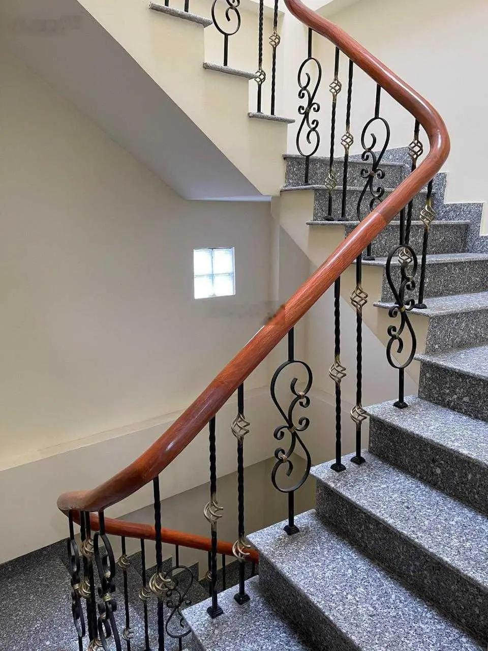 Cần bán gấp MP Trần Thái Tông, MT 8m, vỉa hè 11m, xây 11 tầng, dòng tiền 209 tr/th