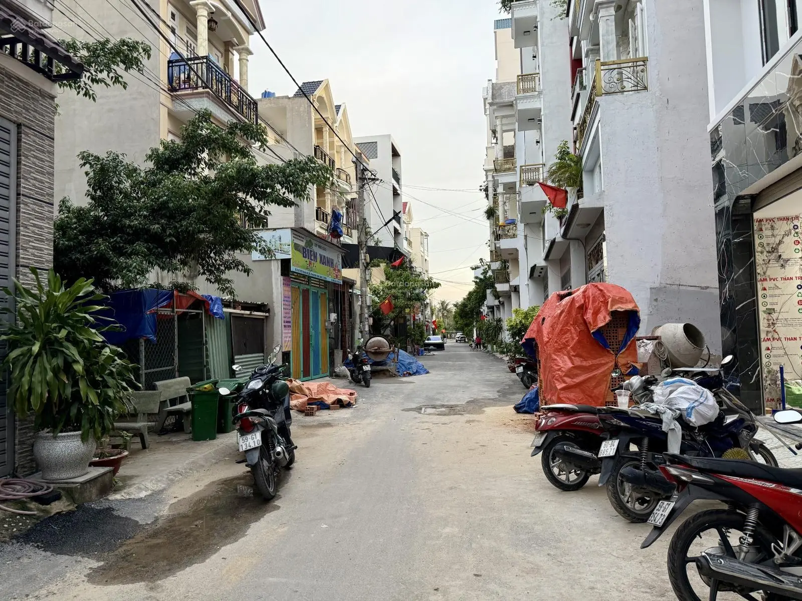 Nhà đường thông Nguyễn Ảnh Thủ, Ngay ngã 3 Đông Quang, DT:4,5x14M, Lửng, 3 Lầu, 4PN, 5VS,Gara ô tô,