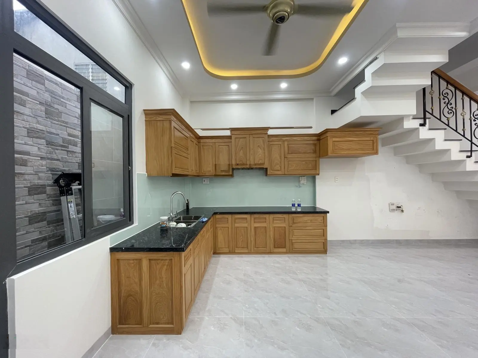 Nhà 4 tầng đối diện giga mall cực đẹp, chiều ngang nhà rộng 5m, đường thông ra chợ Hiệp Bình