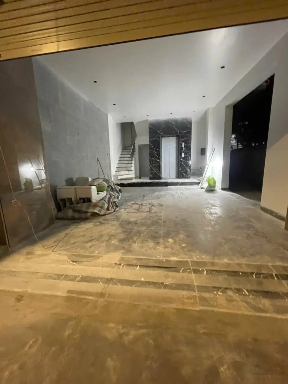 Lạc long quân 51m 7tầng thang máy mt 5.7m lô góc 2 mặt thoáng ô tô 7 chỗ vào thoải mái móng 10 tầng