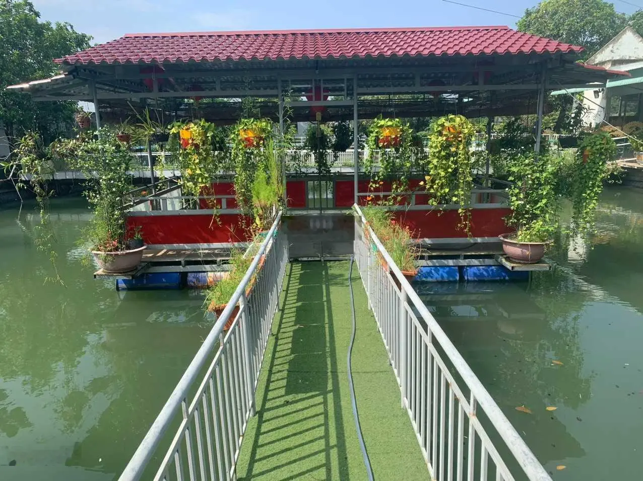 Ngộp lắm rồi, bán nhanh nhà vườn siêu đẹp TT Cần Giuộc 2569m2, 3 mặt tiền, ngang 32m x dài 83m