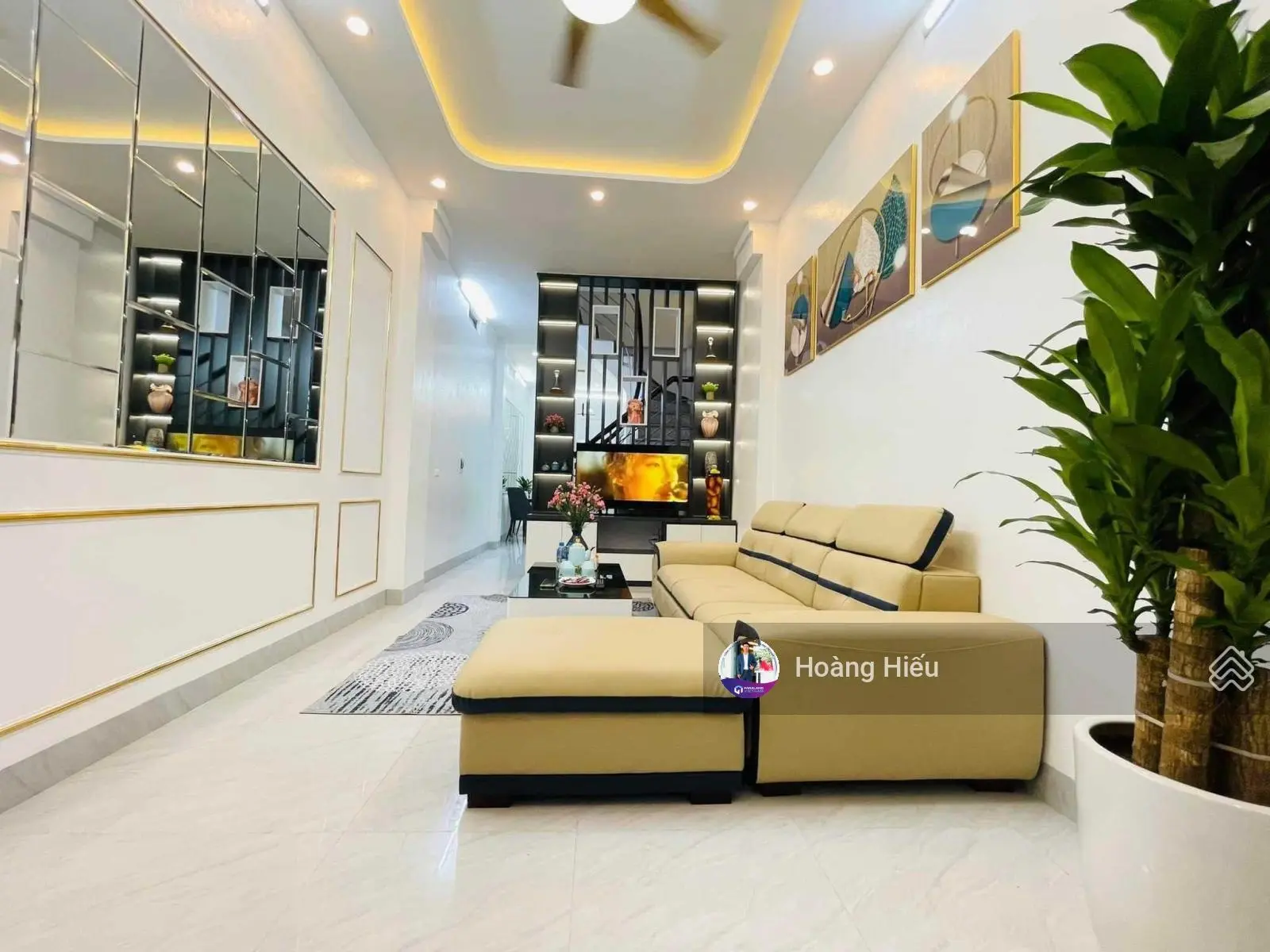 Hoa hậu Cầu Giấy, bán nhà sát mặt phố, tặng nội thất, lô góc 2 thoáng, ngõ to, 50m2, 5 tầng
