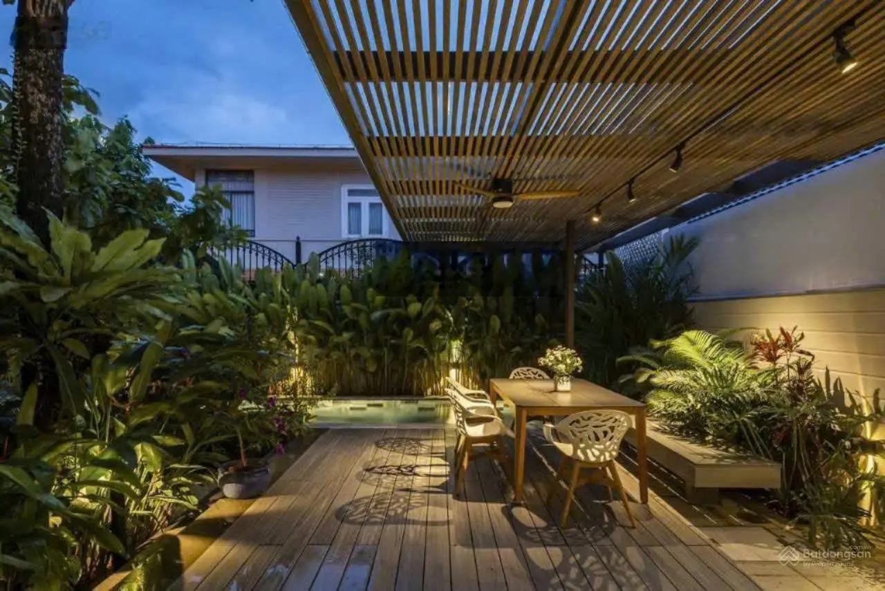 Bán biệt thự Mỹ Quang, Phú Mỹ Hưng Q7. DT 352.5m2. MT rộng 23,5m2, có gara, hồ bơi...