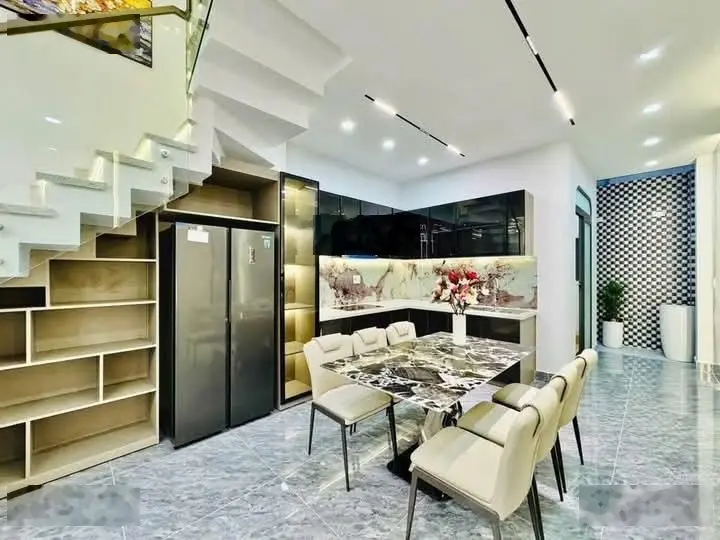 Bán ngộp nhà Hồ Thị Kỷ, P1, Q10, DT 65,7m2, giá 2 tỷ 410tr, HĐT 20tr/ tháng. sổ hồng riêng.