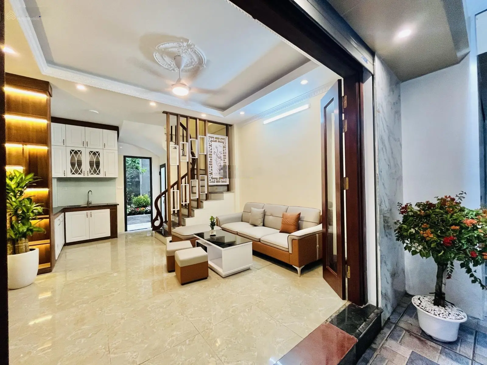 Bán nhà Vĩnh Hưng - 30m2, 5 tầng, nhỉnh 6 tỷ nhà mới koong, gần chợ, ngõ nông, 3 gác đỗ cửa