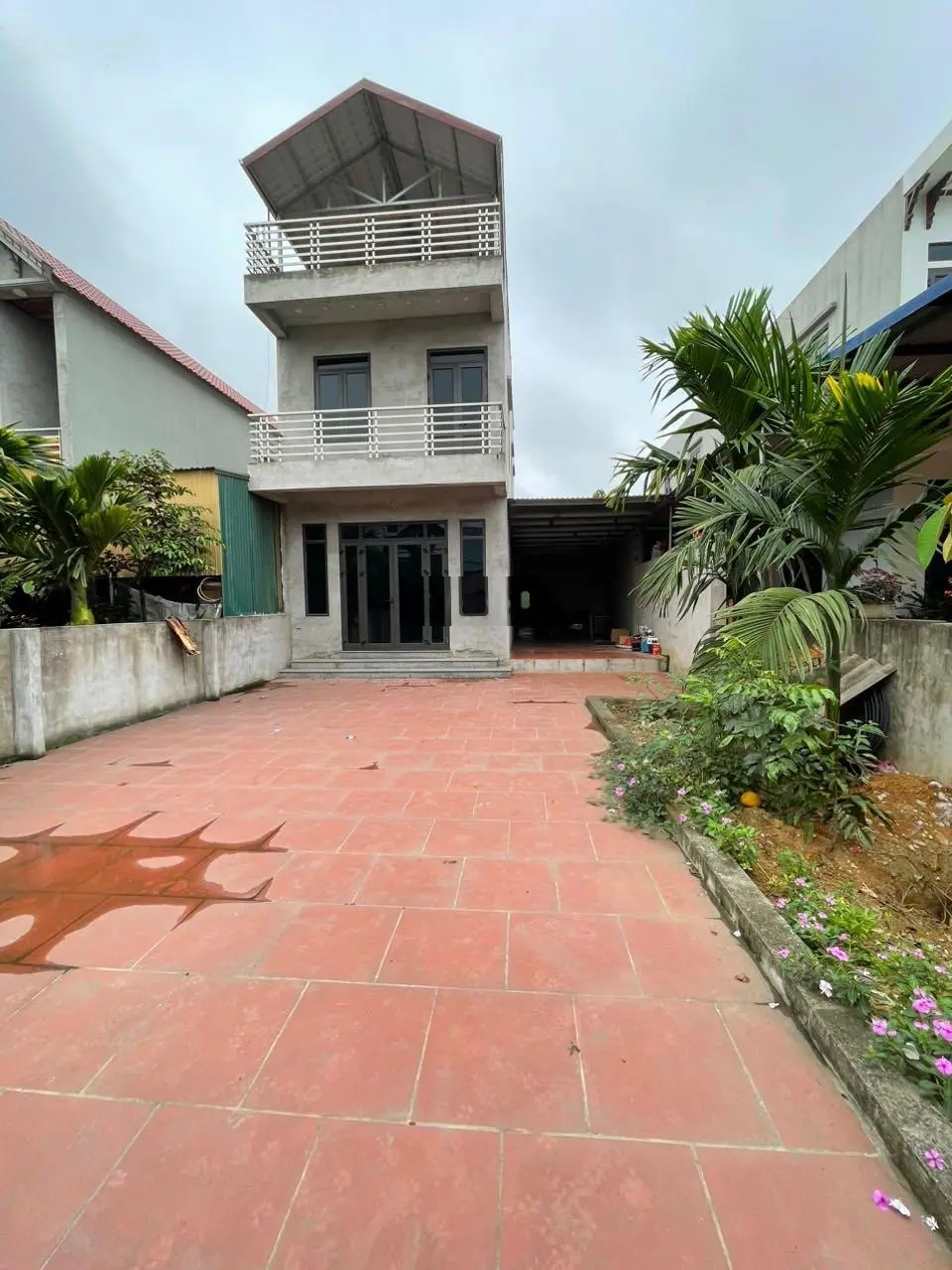 Chính chủ cần bán lô đất S = 200m2 sẵn nhà 3 tầng - sát chợ - trường học - cách HN chỉ 23km