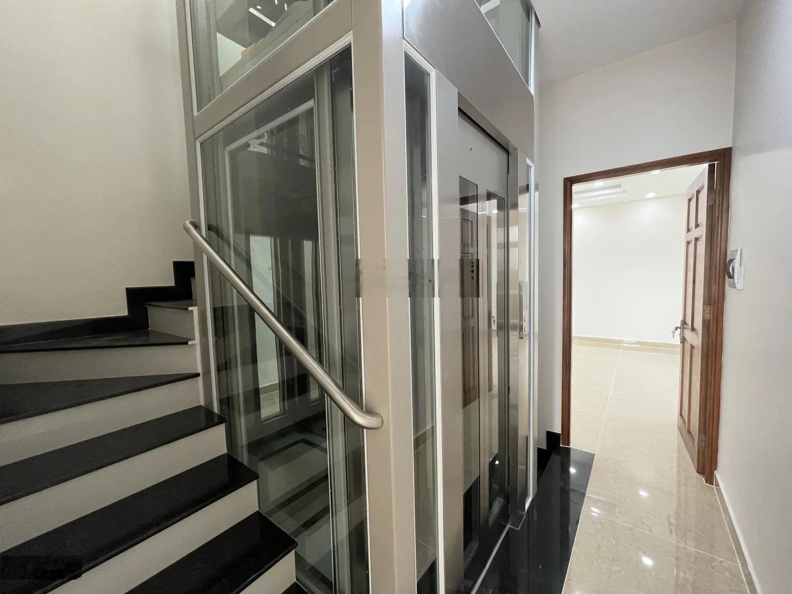 Nhà 1 trệt 5 lầu có thang máy, khu đồng bộ ven sông sài gòn, đường 9m liền kề vạn phúc city
