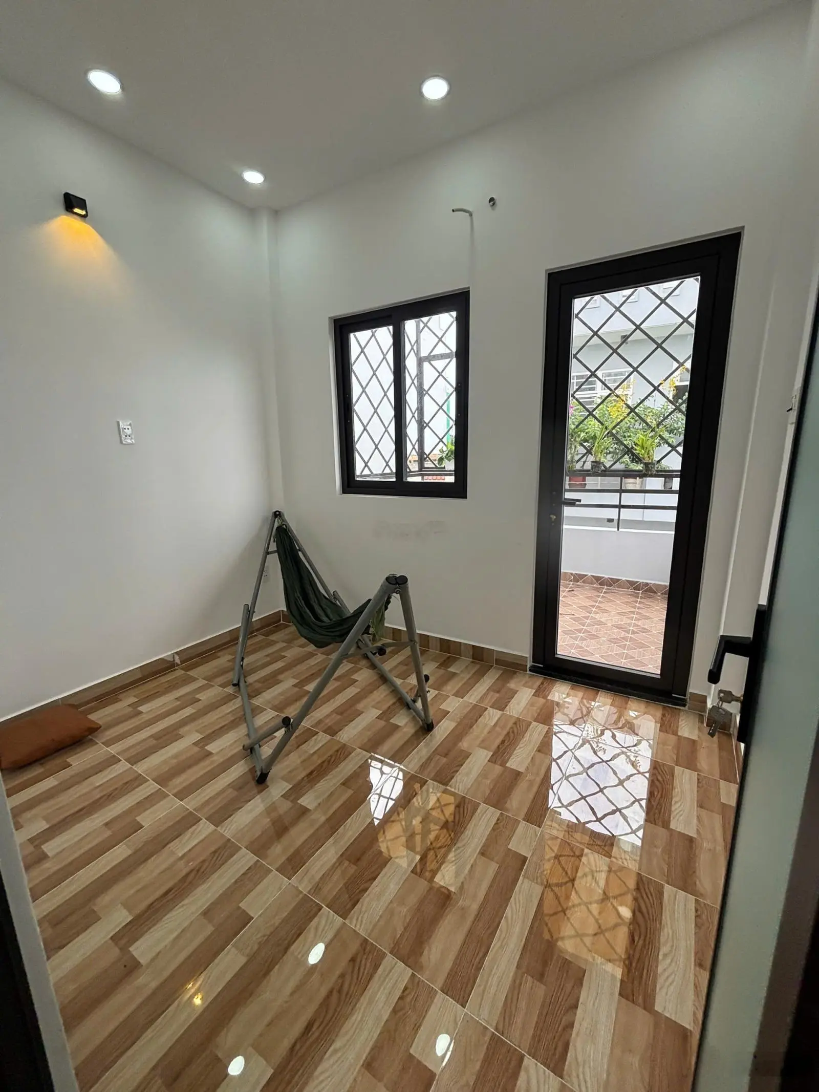Nhà mới đẹp lung linh - Chiến Lược - 2 tầng - xe hơi đỗ cửa - 30m2 - DT sàn 120m2 - 3.75 tỷ
