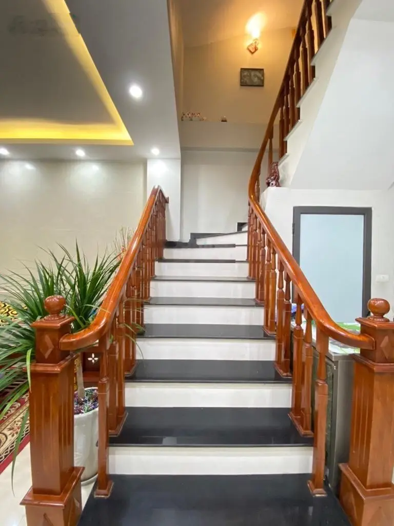 Bán nhà mặt phố kinh doanh quận long biên - dân xây - diện tích 55.2m2 - mặt tiền 4.34m - vỉa hè