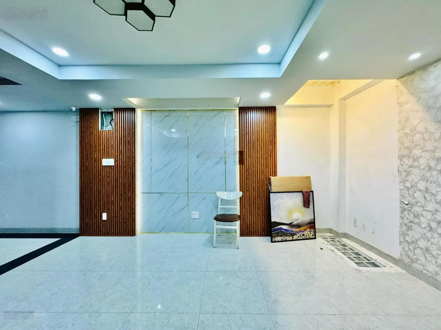Kẹt tiền bán gấp nhà có phong thủy tốt Trần Quang Diệu, Quận 3. DT 53,8 m2. Gần chợ Nguyễn Văn Trỗi